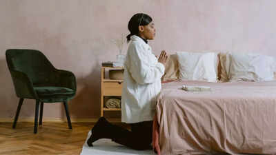 Kneeling posture benefits back, joints, and brain.