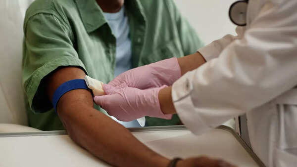 Illustration of a blood test possibly detecting cancer 3 years prior to symptom onset