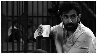 Amit Sadh introduces himself to content creators who fail to recognize the artist; Fans applaud his humble nature: ‘I am an actor...’