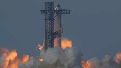 SpaceX launches tenth Starship rocket test flight successfully, advancing Mars mission plans